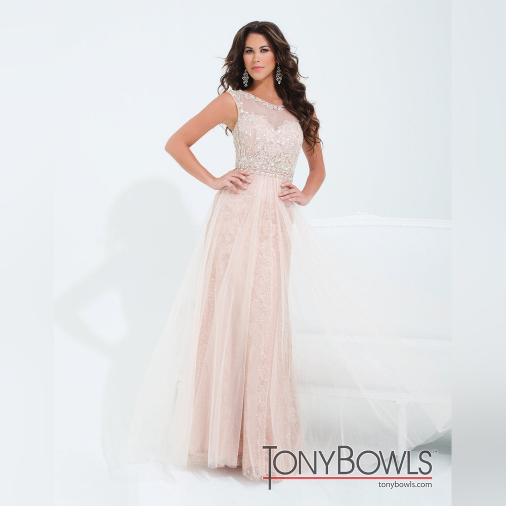 NWT Size 8 Tony Bowls Rose Lace Embellished Evening Gown